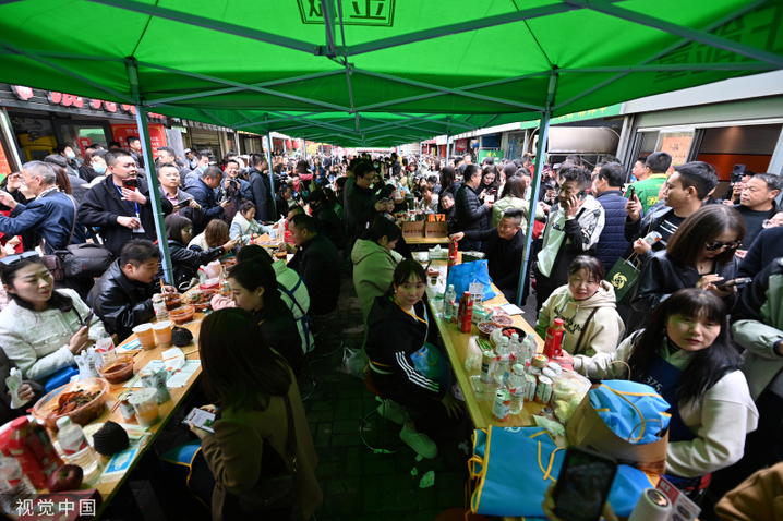 2024年3月14日，甘肃天水，商家正在制作麻辣烫。近日，甘肃天水麻辣烫在网络平台火爆，吸引全国各地的很多游客前来品尝。据了解，为方便游客品尝美食，当地不仅提供乘坐公交专线，还准备农特产、精品文旅线路及精致文创等，让游客在品味美食的同时，也能深入体验当地文化魅力。 